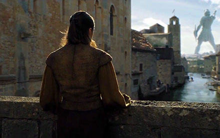 Arya watch the Titan of Braavos on bridge